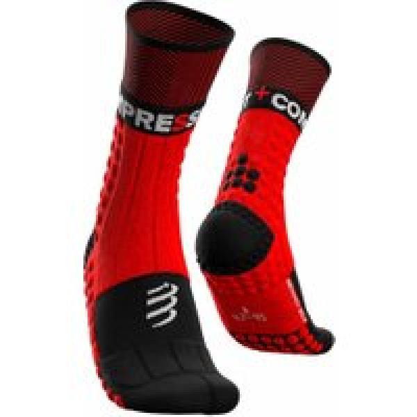 paar compressport pro racing sokken winter trail rood zwart